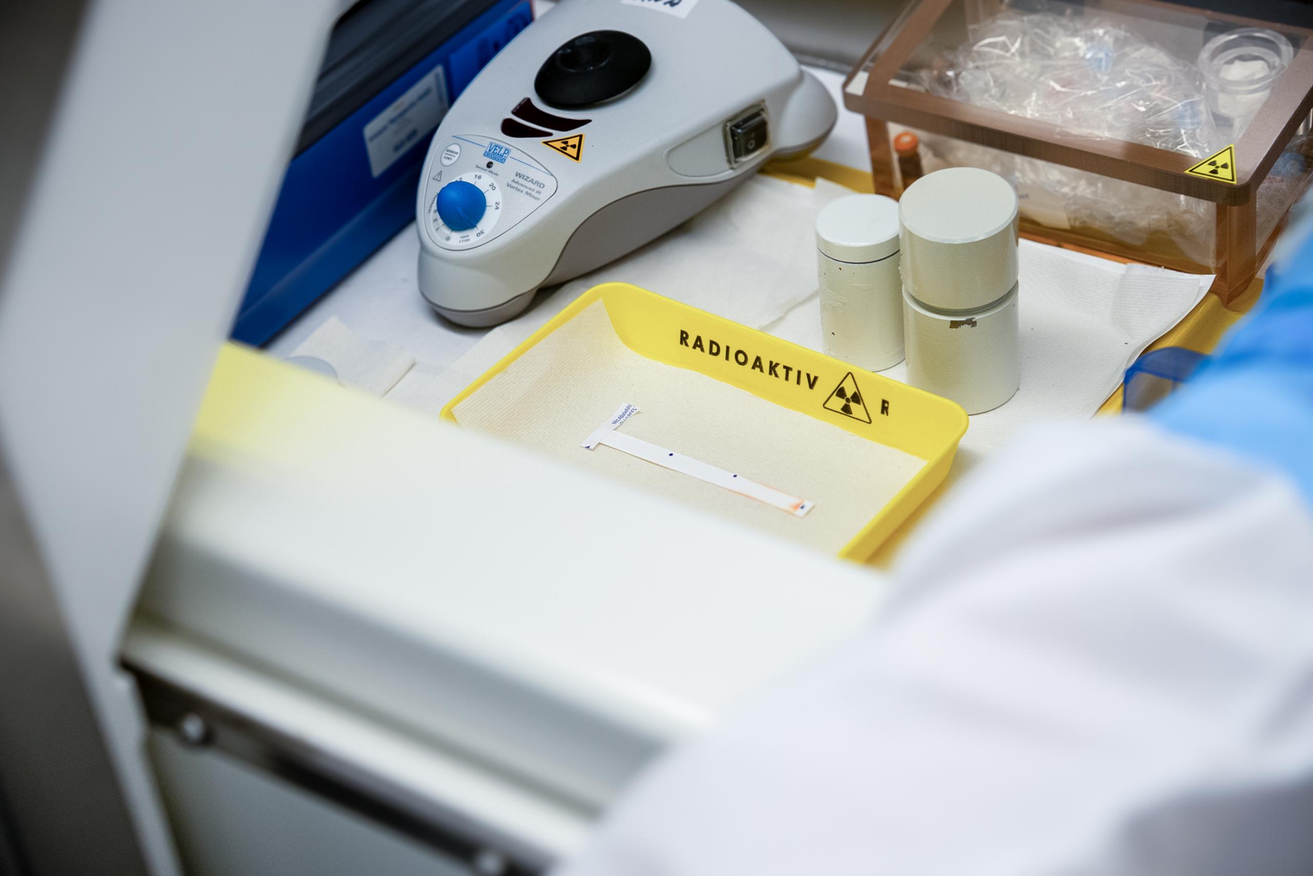 Preparation of radioactive compounds for analytical assessment using iTLC.