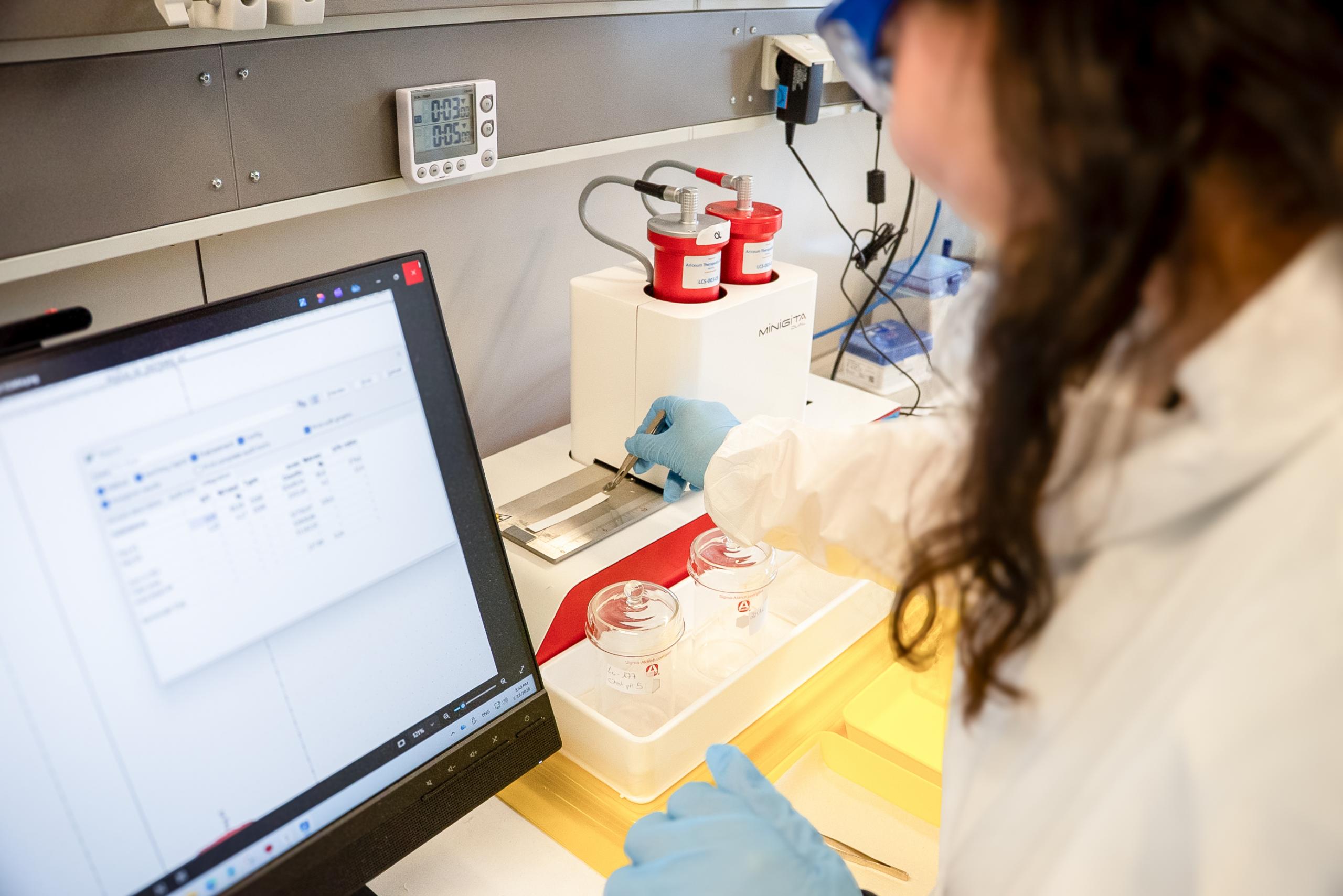 Scientist analyzing radiochemical purity using iTLC techniques.